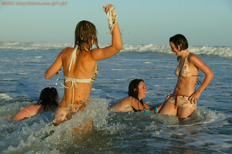 Chicas en la playa
 #72242661