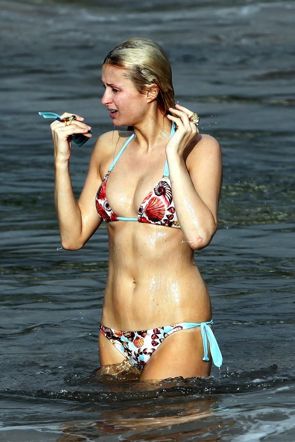 Paris Hilton trägt einen knappen Bikini am hawaiianischen Strand
 #75323459