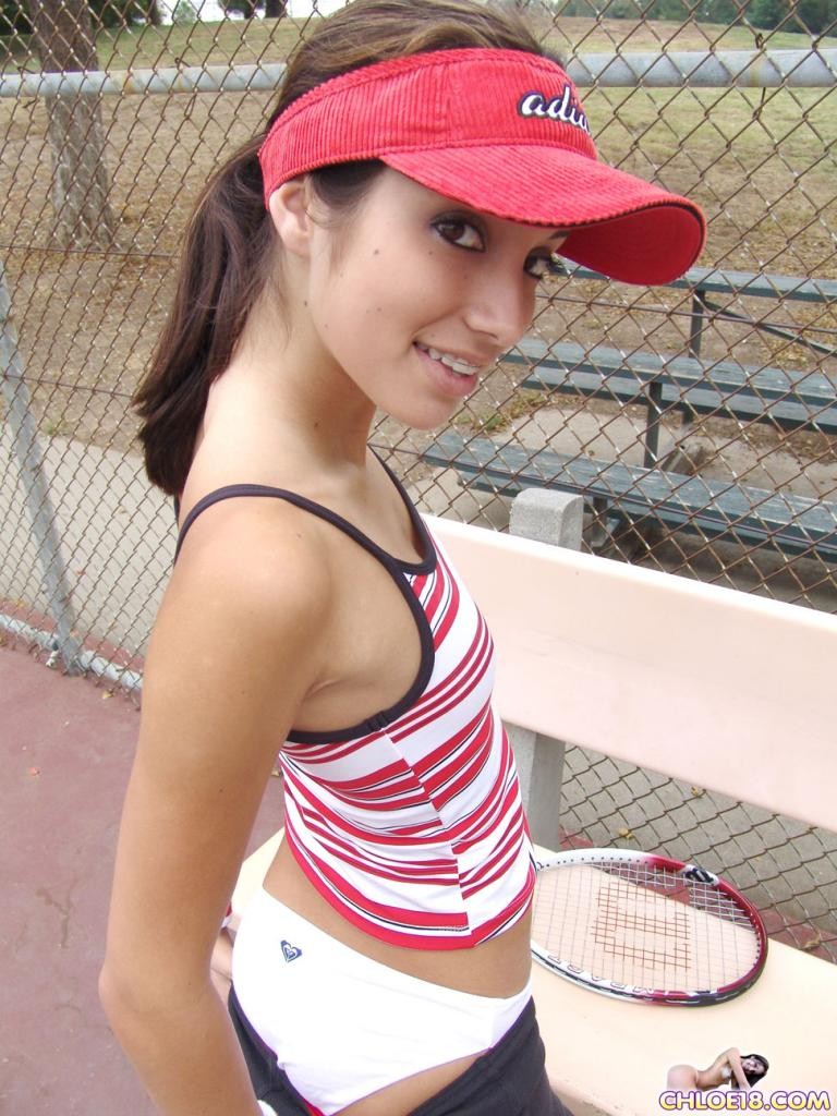 Une jeune tennisman sportive exhibe sa culotte en coton
 #79021217