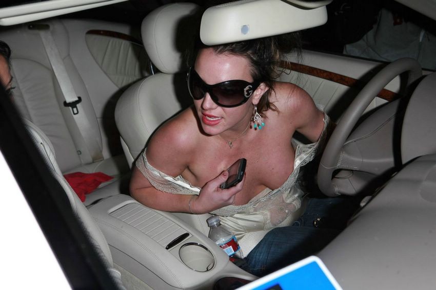 La chanteuse Britney Spears, cul et seins dans un haut transparent
 #74982462