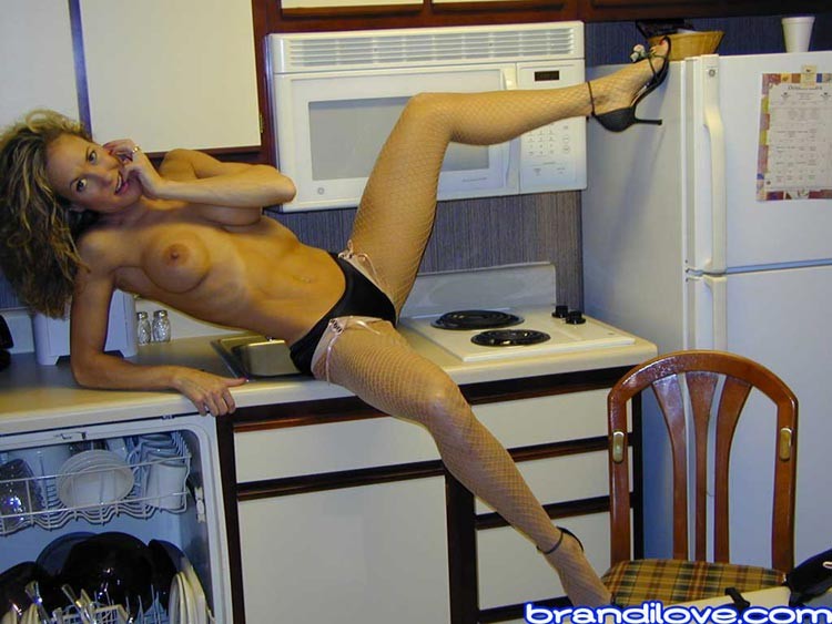 Heiße Mama Brandi posiert in Nylons zu Hause
 #77756487