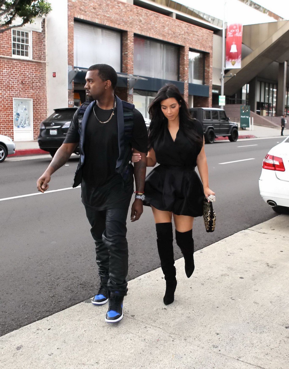 Kim Kardashian in einem schwarzen Minikleid im Kung Pao Bistro in West H
 #75245279