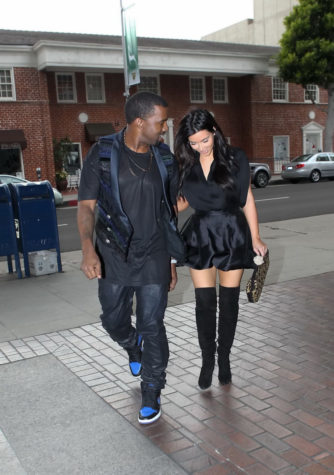 Kim kardashian cleavy e leggy in mini abito nero a kung pao bistro in west h
 #75245290