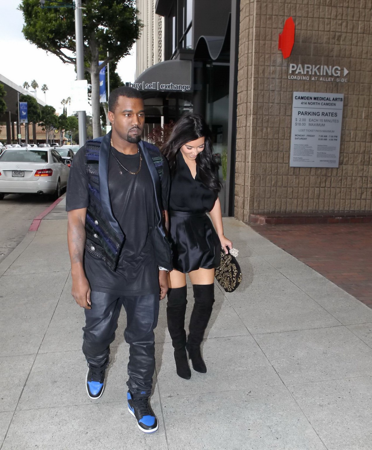 Kim kardashian cleavy e leggy in mini abito nero a kung pao bistro in west h
 #75245298