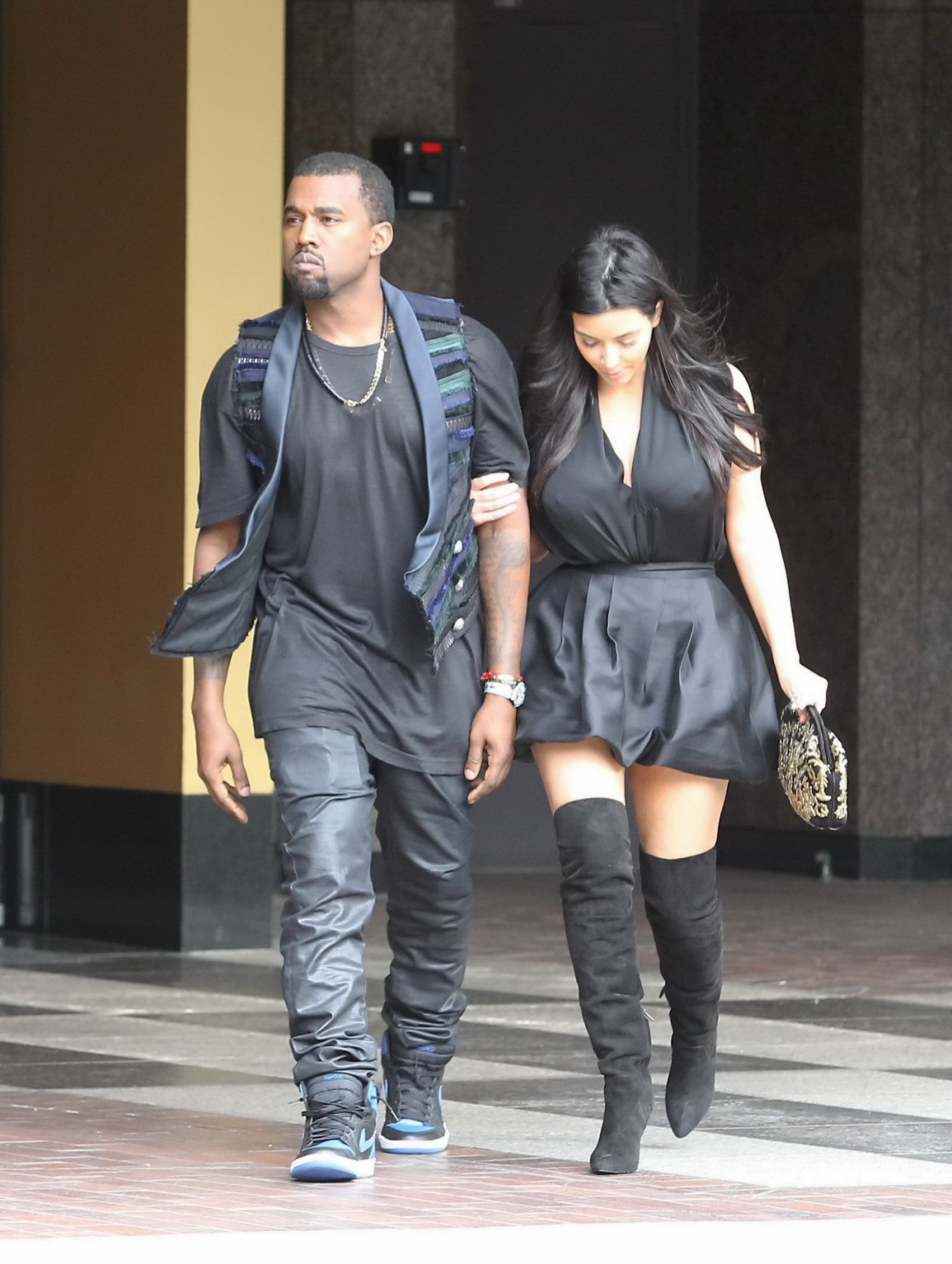 Kim kardashian cleavy e leggy in mini abito nero a kung pao bistro in west h
 #75245305