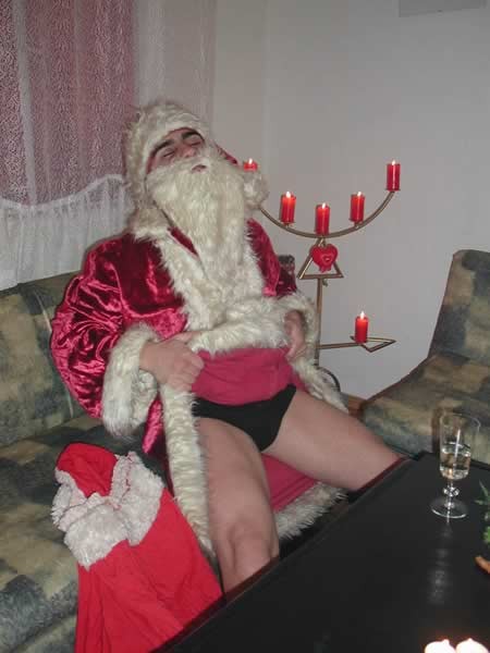 リビングルームで裸になるサンタ
 #77009628