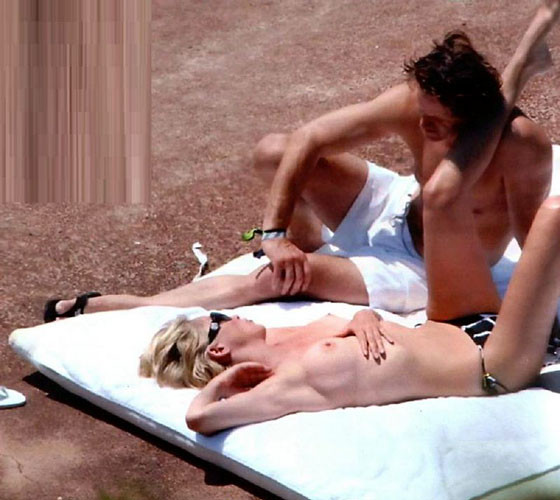 Sharon stone montrant ses beaux gros seins sur une plage photos paparazzi
 #75403135