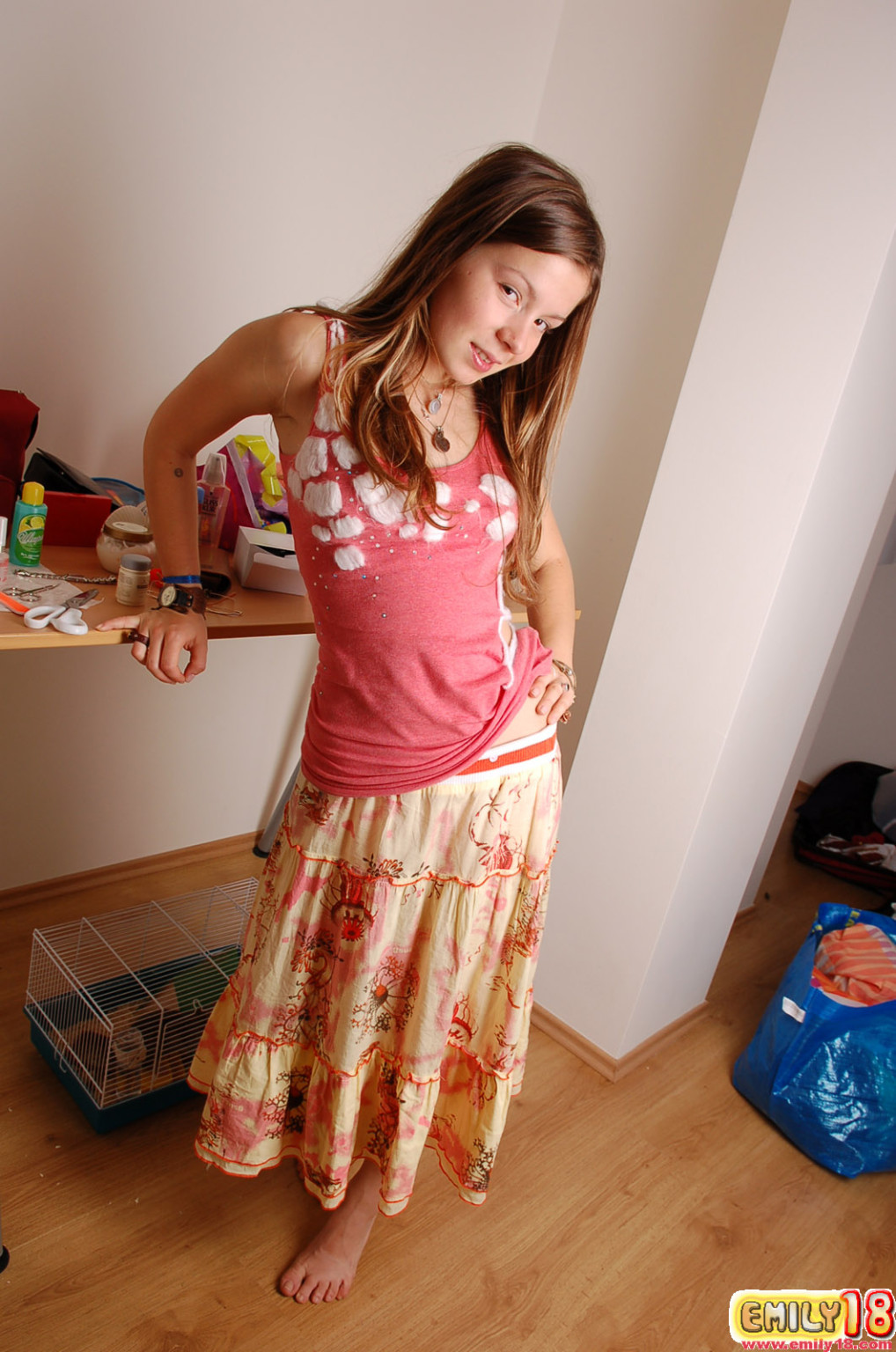 Emily in rosa Kleid und Höschen nehmen sie aus, um ihre Dinge zu zeigen
 #78802220