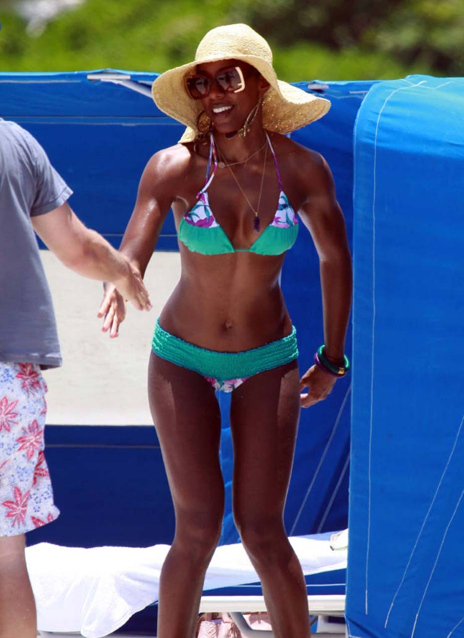 Kelly Rowland baise sexy et chaud double glissement de téton paparazzi photos
 #75292490