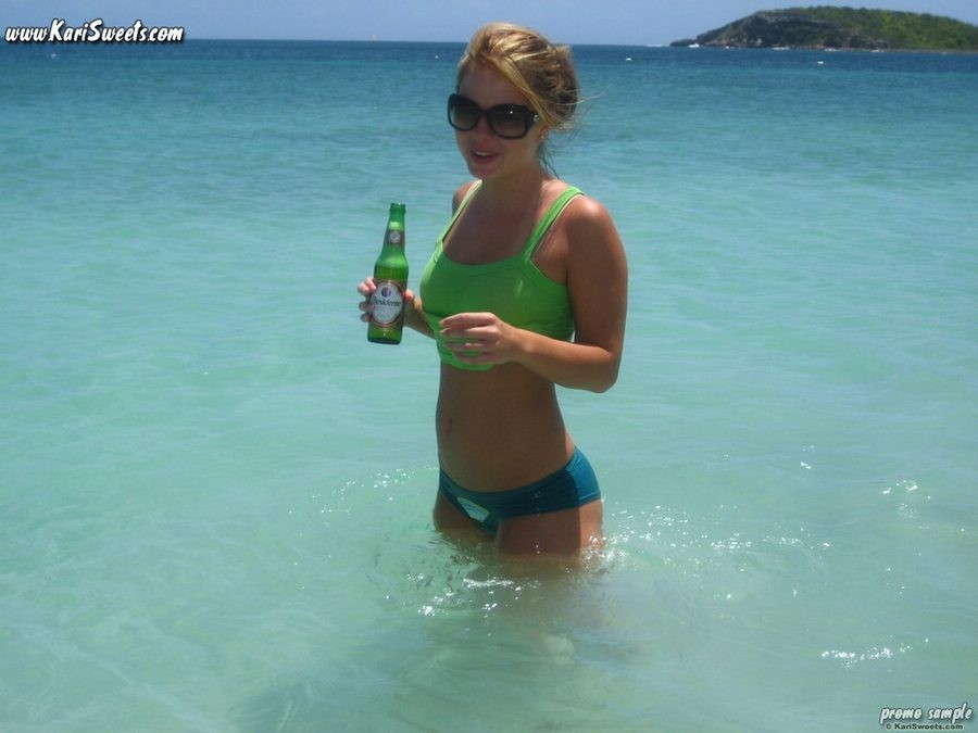 Kari sweets en puerto rico disfrutando de una cerveza en bikini
 #73195869