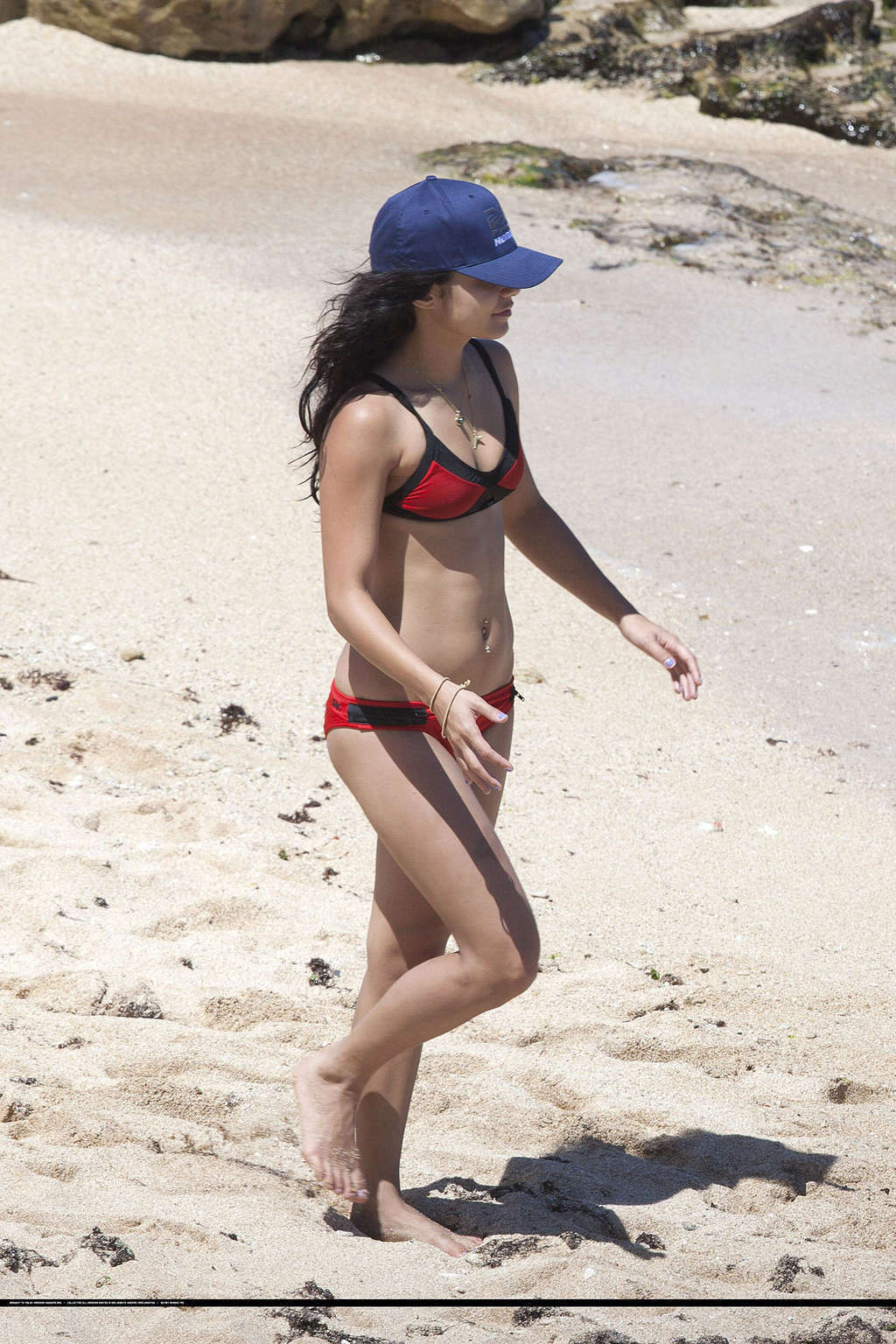 Vanessa Hudgens che espone il suo corpo sexy in bikini e il suo culo molto caldo sulla spiaggia
 #75335710