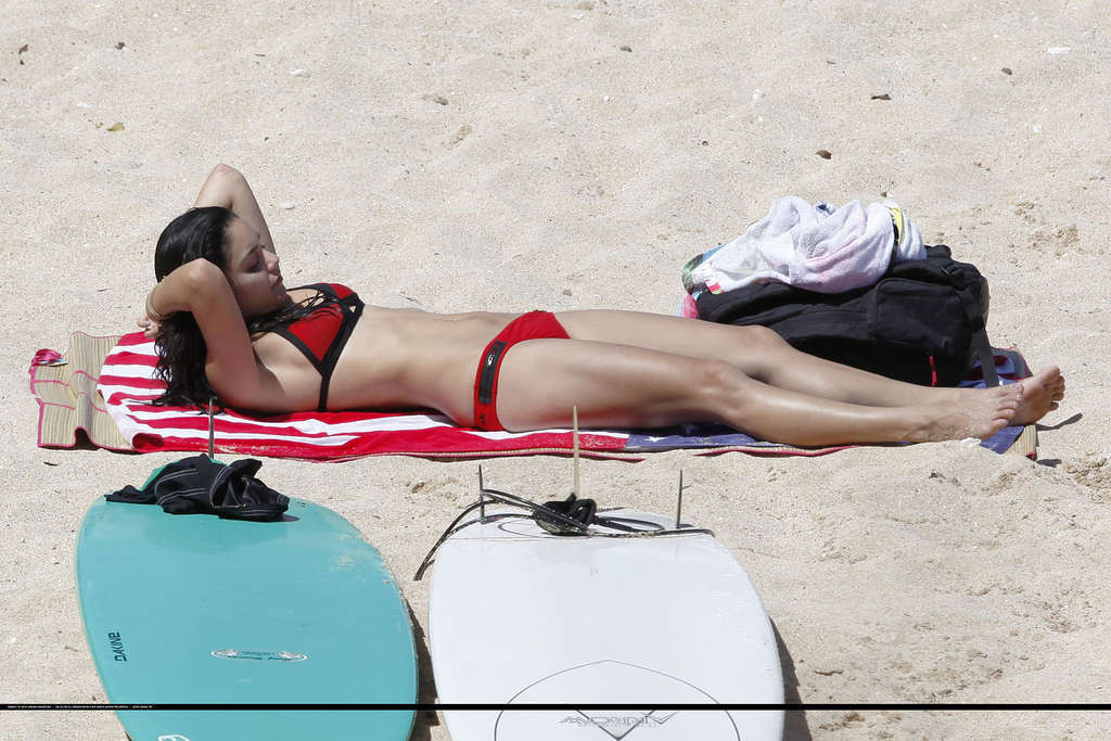 Vanessa Hudgens che espone il suo corpo sexy in bikini e il suo culo molto caldo sulla spiaggia
 #75335718