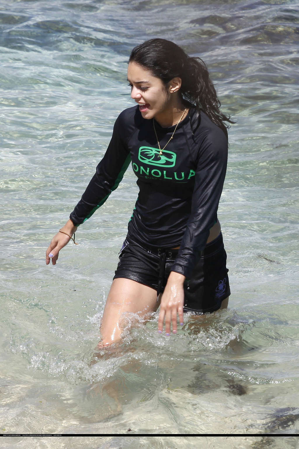 Vanessa Hudgens che espone il suo corpo sexy in bikini e il suo culo molto caldo sulla spiaggia
 #75335728