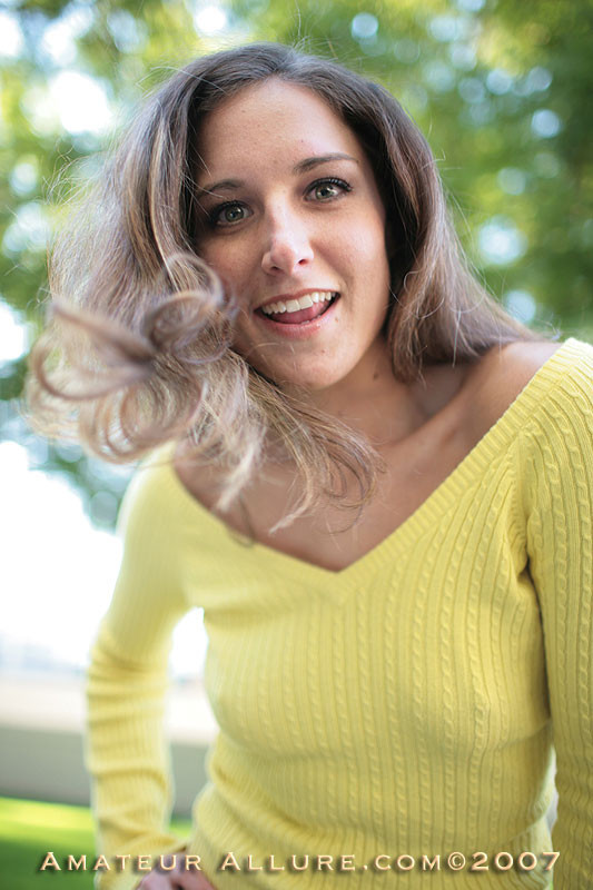 Preciosa nena amateur está chupando una gran polla /
 #76062081