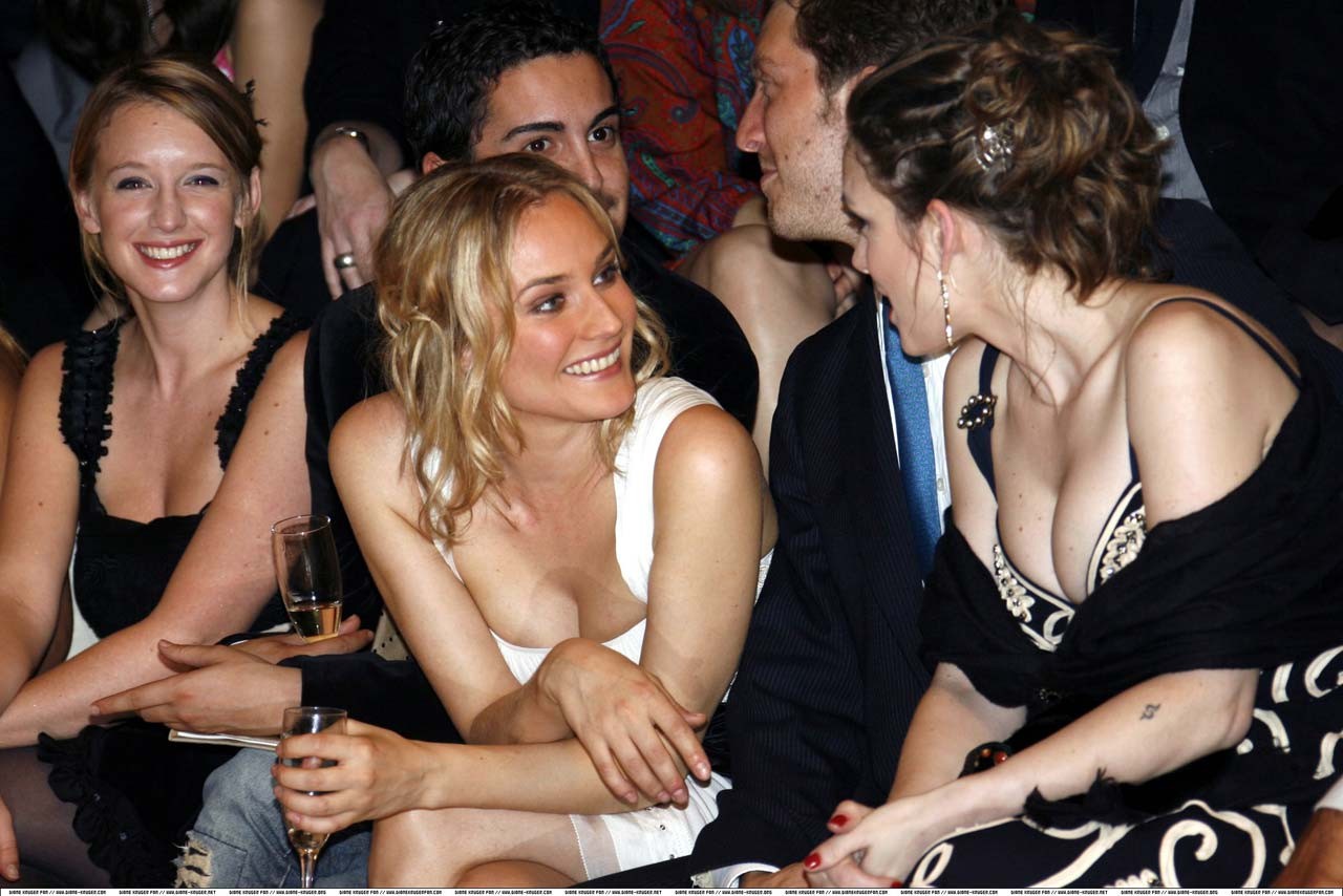 Diane kruger montrant ses gros seins et son joli cul et très longiligne dans une mini-jupe
 #75318318