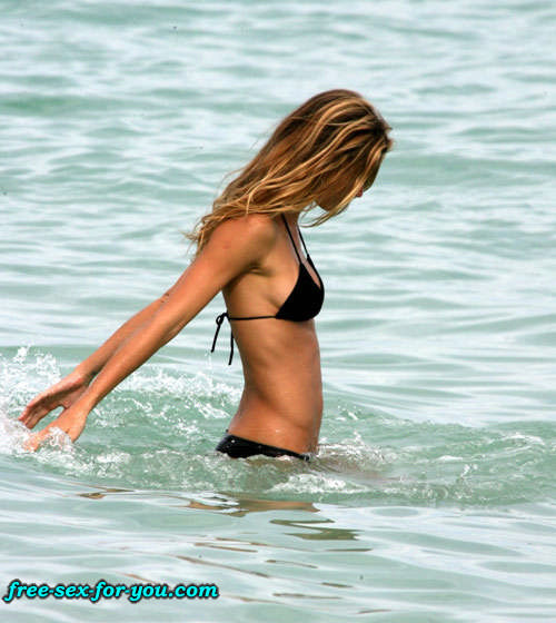 Gisele bundchen posiert im schwarzen Bikini am Strand Paparazzi-Bilder
 #75426605