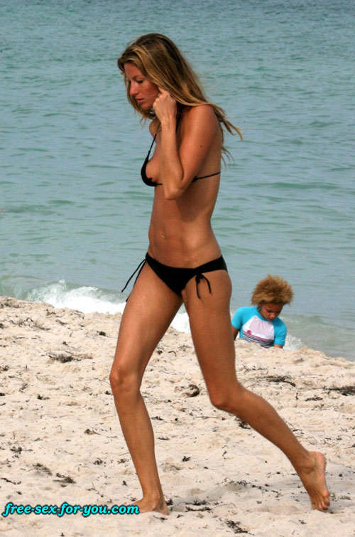 Gisele bundchen in posa in bikini nero sulla spiaggia foto dei paparazzi
 #75426619