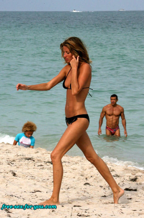 Gisele bundchen in posa in bikini nero sulla spiaggia foto dei paparazzi
 #75426630