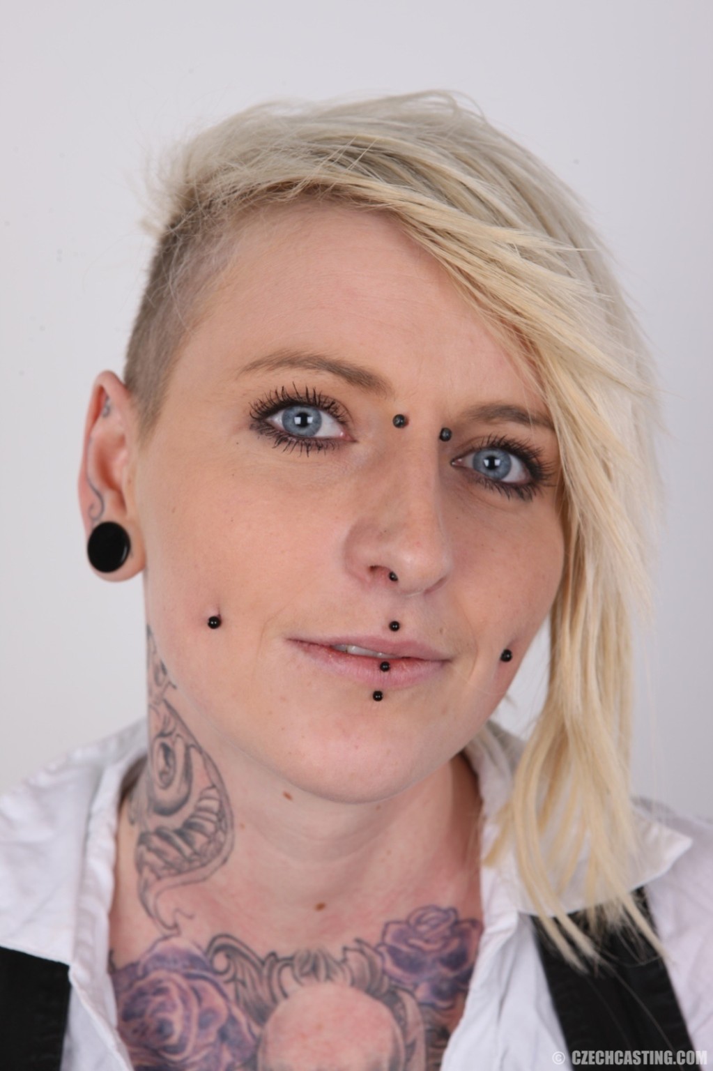 Blonde tatouée et percée en photos de casting
 #67107328