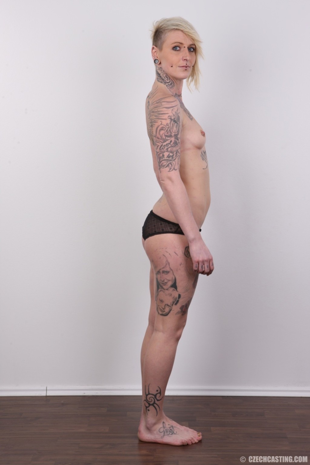 Rubia tatuada y con piercing en fotos de casting
 #67107353