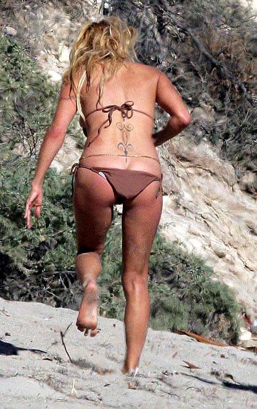 Pamela Anderson zeigt ihren schönen Arsch am Strand
 #75404647