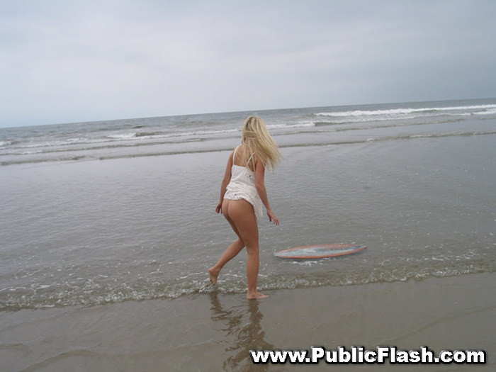 Exhibitionist Babe erwischt beim Blitzen am Strand von Venedig
 #78921436