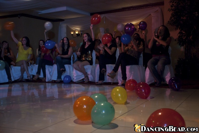 Malestripper sirve a las damas una cena de cfnm
 #75452411