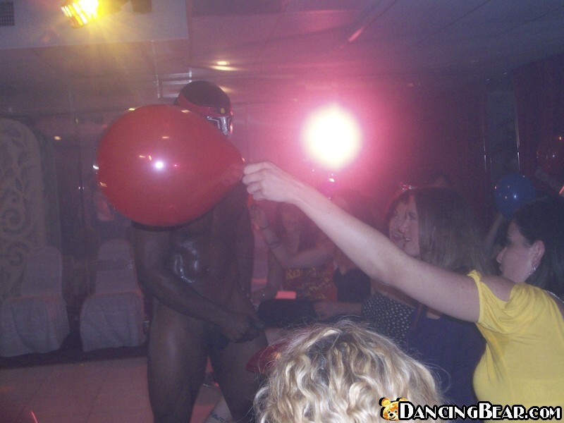 Malestripper sirve a las damas una cena de cfnm
 #75452482