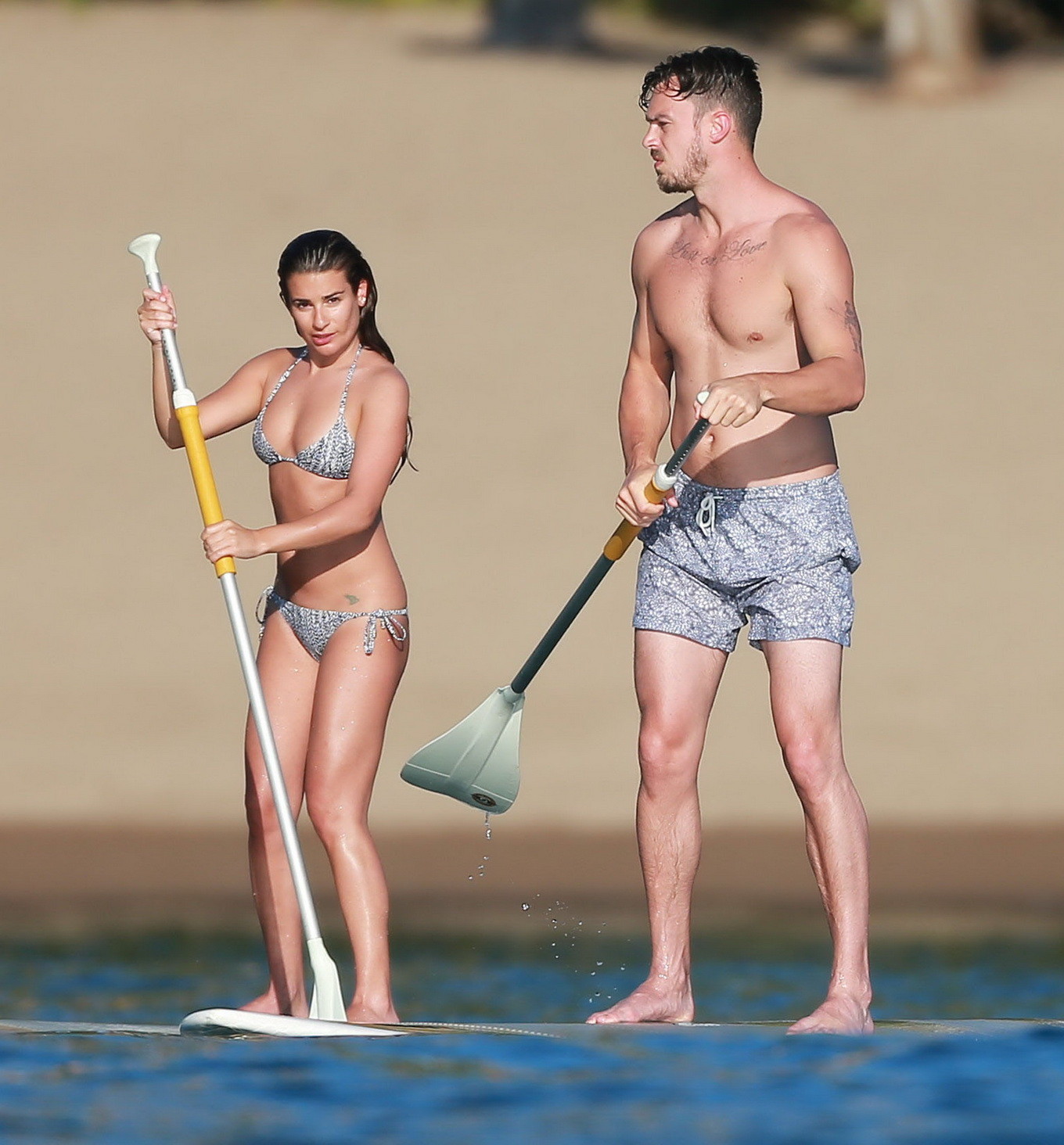 Lea michele dans un minuscule bikini monochrome faisant du paddeboard sur la plage au mexique
 #75176490