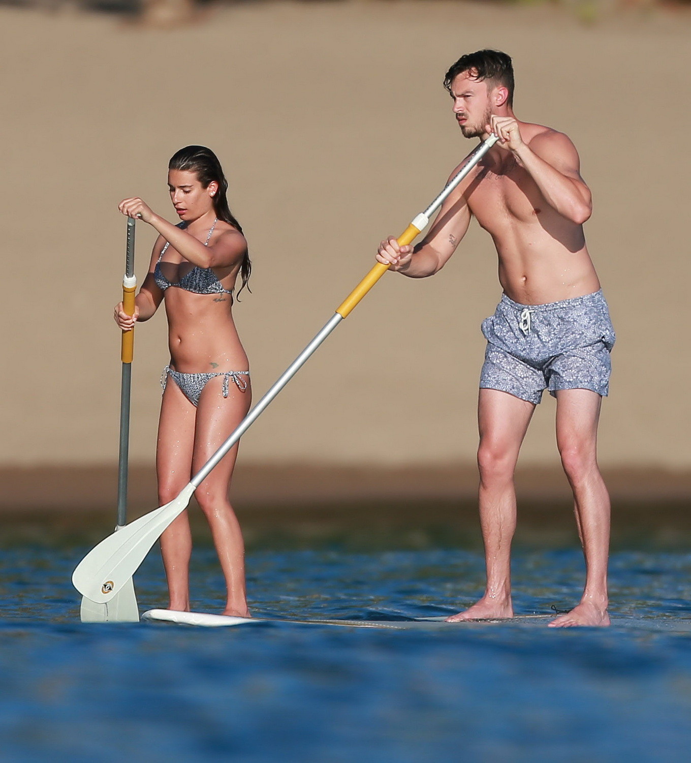 Lea michele dans un minuscule bikini monochrome faisant du paddeboard sur la plage au mexique
 #75176498