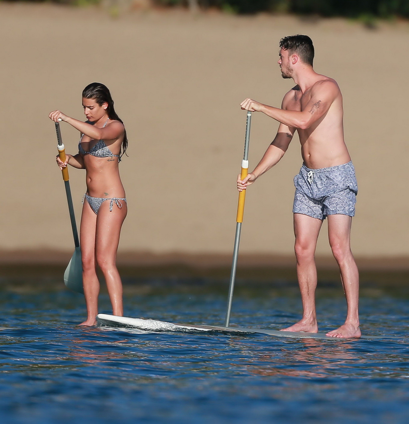 Lea michele dans un minuscule bikini monochrome faisant du paddeboard sur la plage au mexique
 #75176509