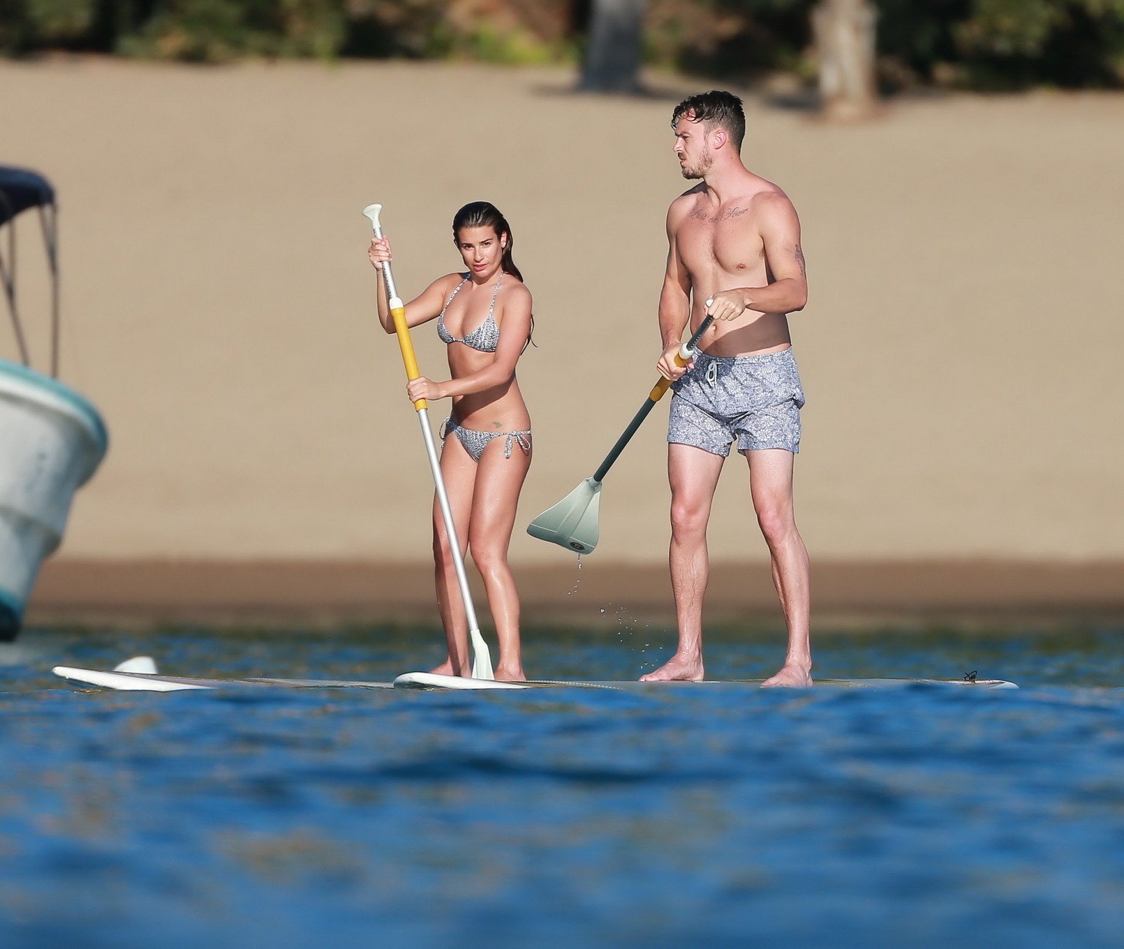 Lea michele dans un minuscule bikini monochrome faisant du paddeboard sur la plage au mexique
 #75176537
