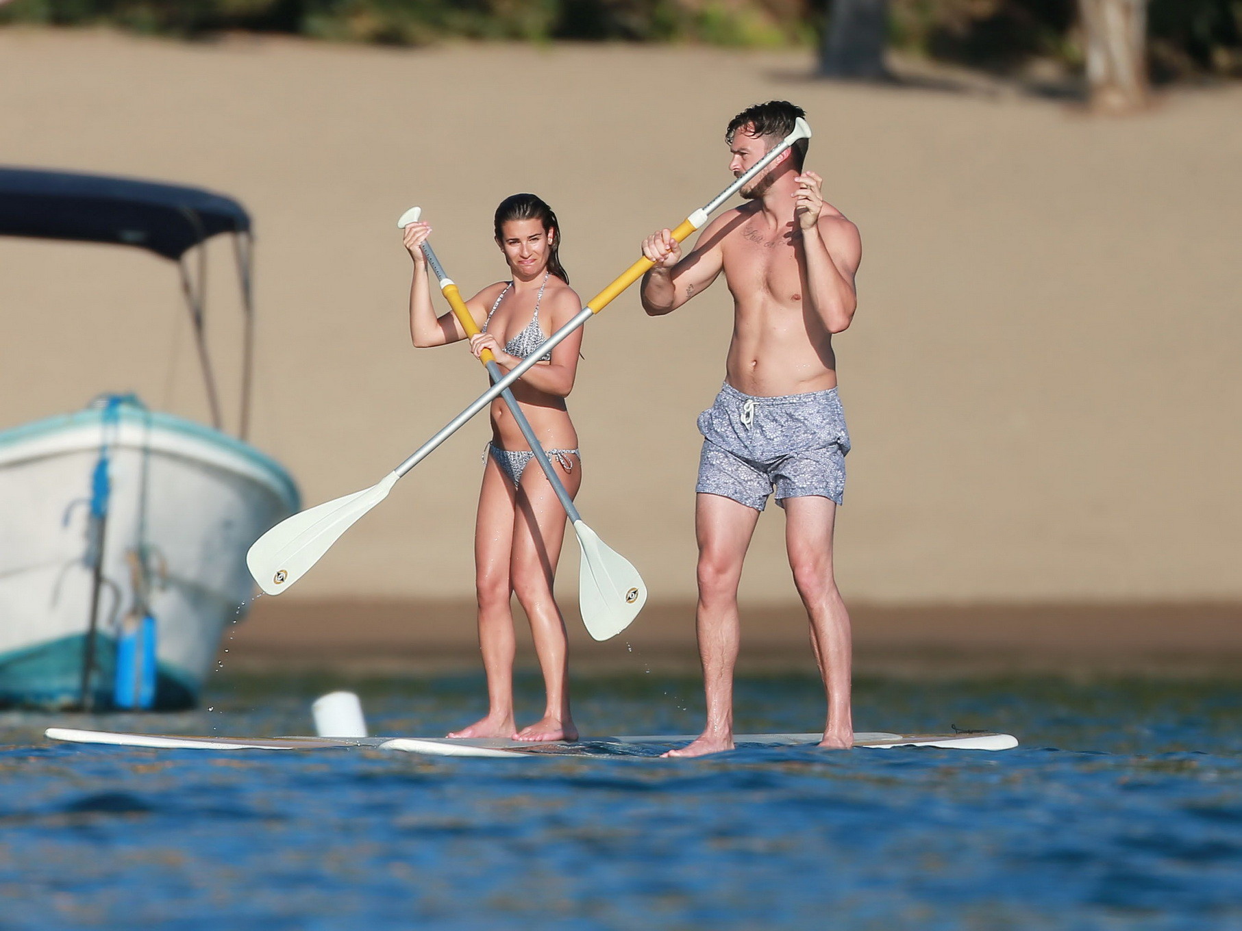 Lea michele dans un minuscule bikini monochrome faisant du paddeboard sur la plage au mexique
 #75176549