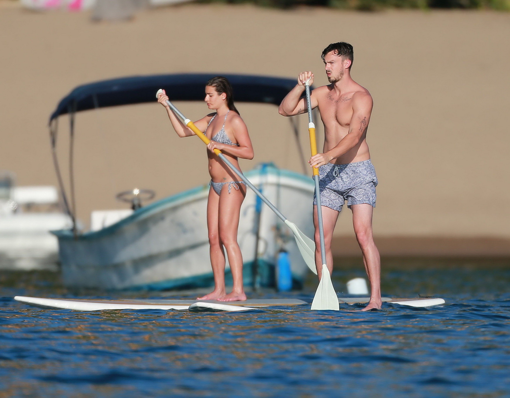 Lea michele dans un minuscule bikini monochrome faisant du paddeboard sur la plage au mexique
 #75176557