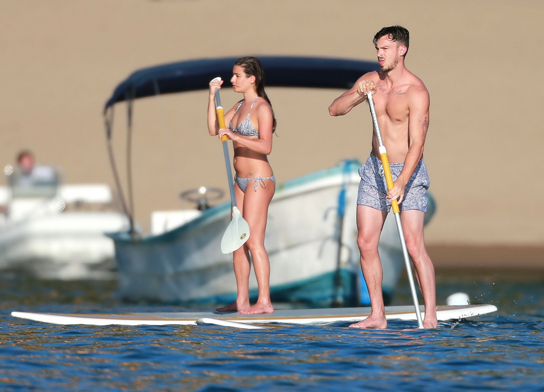 Lea michele en un diminuto bikini monocromático haciendo paddeboard en la playa de méxico
 #75176567