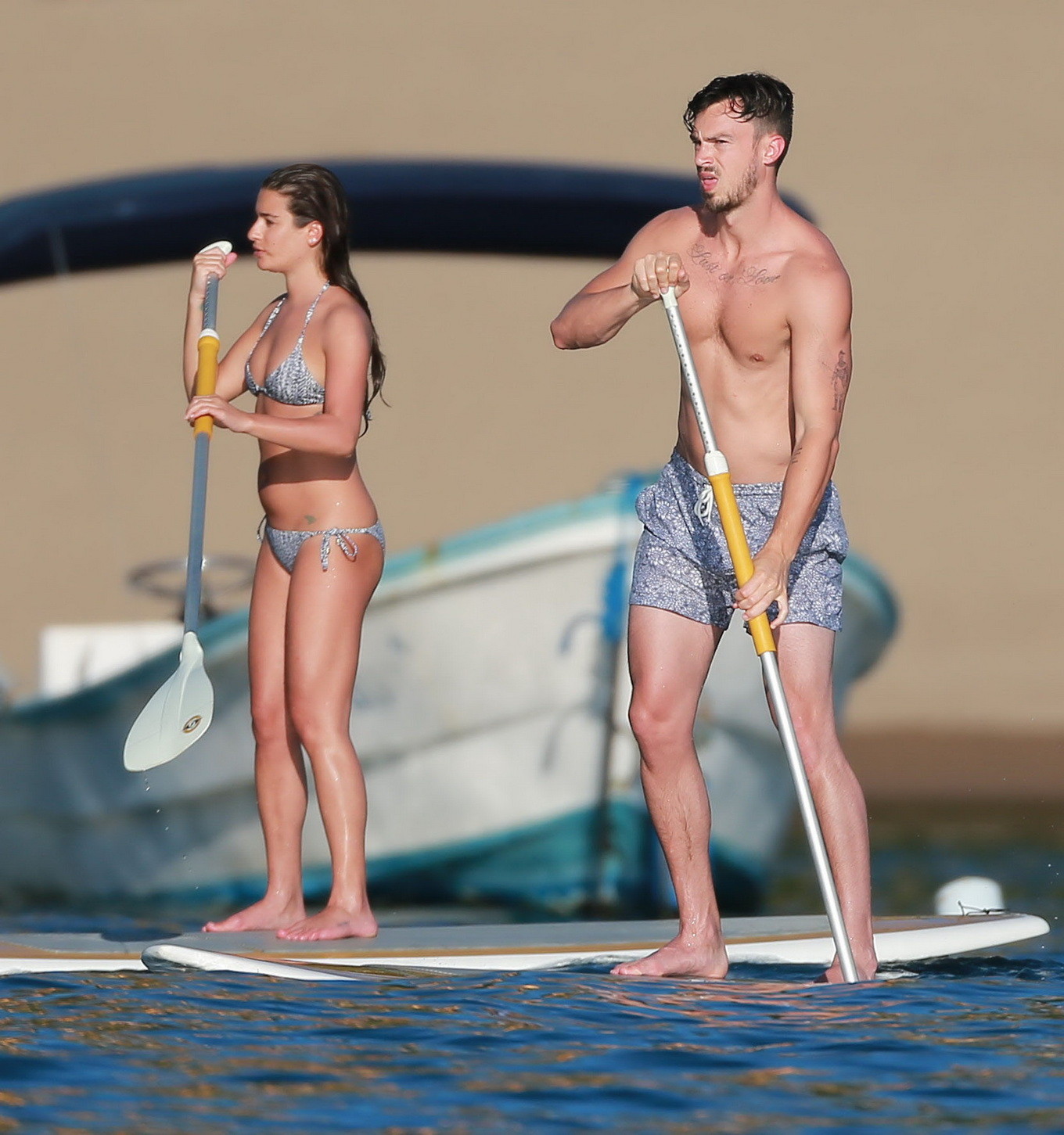 Lea michele dans un minuscule bikini monochrome faisant du paddeboard sur la plage au mexique
 #75176574