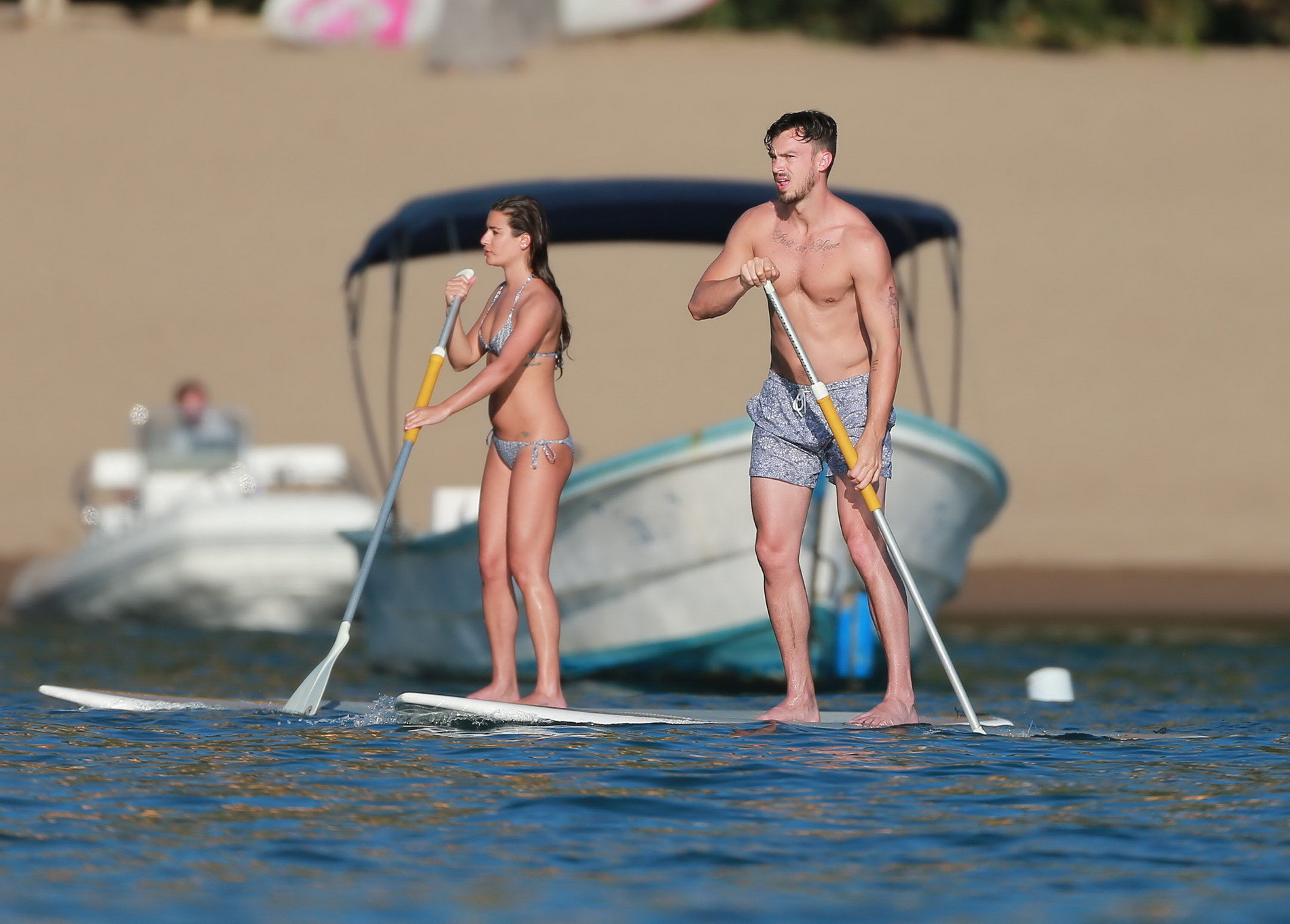 Lea michele dans un minuscule bikini monochrome faisant du paddeboard sur la plage au mexique
 #75176600