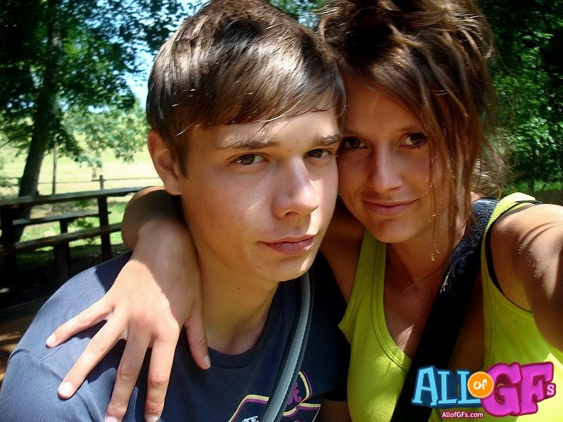 Nackte Freundin posiert im Freien
 #68172384