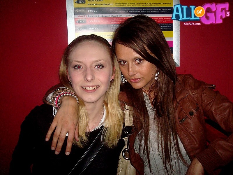 Nackte Freundin posiert im Freien
 #68172395