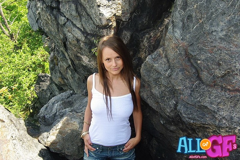 Nackte Freundin posiert im Freien
 #68172406