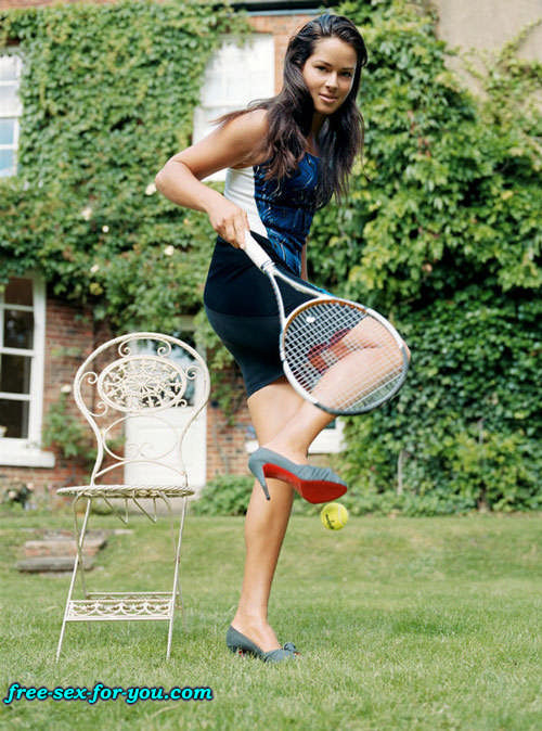 Ana ivanovic montrant ses belles jambes et posant très sexy
 #75422407