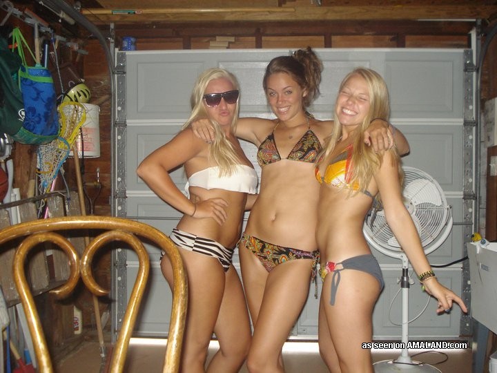 Achtzehn Jahre alte lesbische Freundinnen posieren im Freien in Bikinis
 #68312474