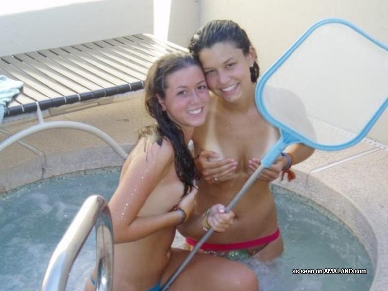 Achtzehn Jahre alte lesbische Freundinnen posieren im Freien in Bikinis
 #68312486