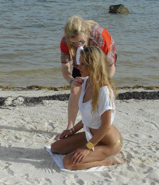 Anna Kournikova showing off her hot ass in bikini #75391164