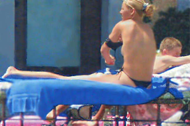 Anna Kournikova showing off her hot ass in bikini #75391199