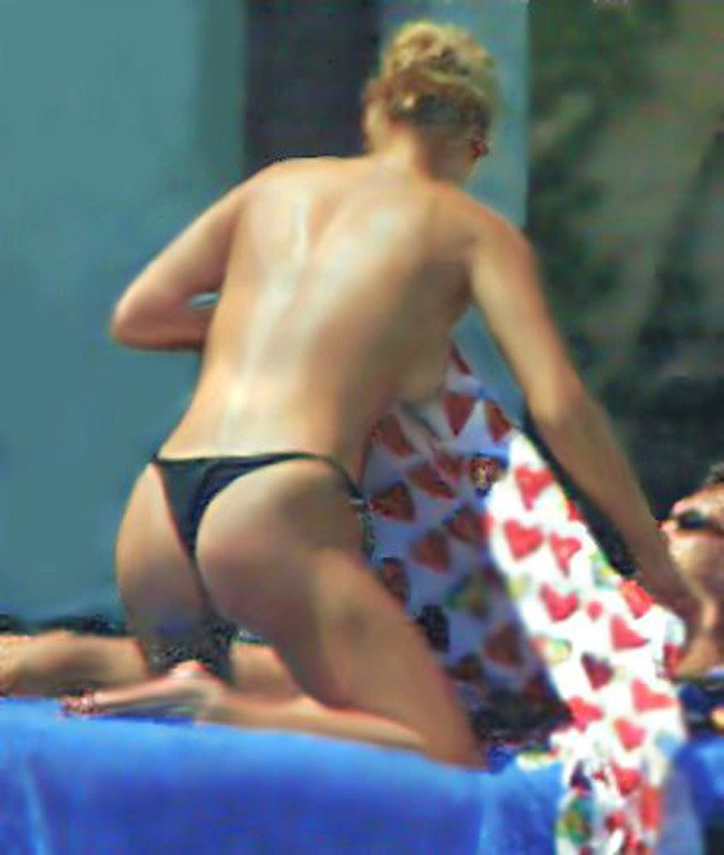 Anna Kournikova showing off her hot ass in bikini #75391204
