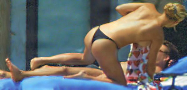 Anna Kournikova showing off her hot ass in bikini #75391212