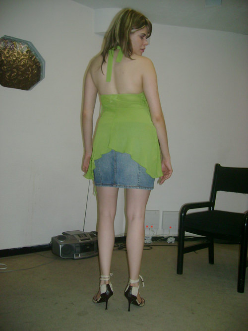 Amateur blonde Mädchen posiert in jean Mini-Rock und grüne Bluse
 #68182889