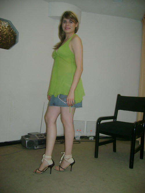 Amateur blonde Mädchen posiert in jean Mini-Rock und grüne Bluse
 #68182918