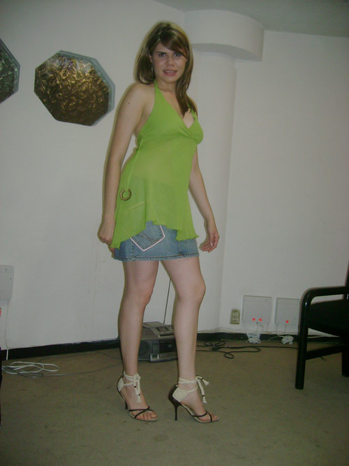 Amateur blonde Mädchen posiert in jean Mini-Rock und grüne Bluse
 #68182958